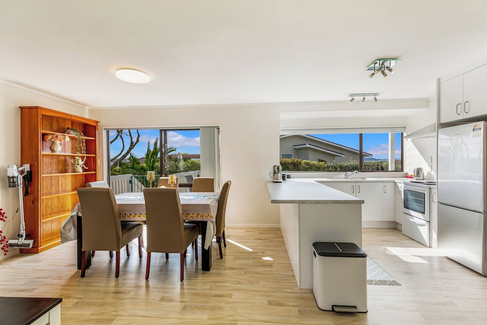 Cosy 3Br Home With Patio In Massey view 3