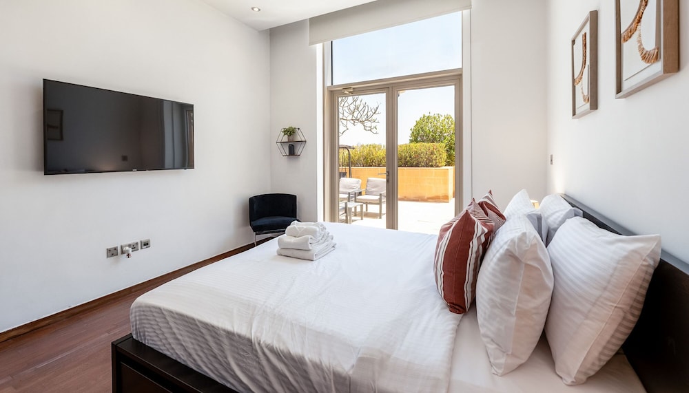 Exquisite 2BR w Exclusive Beach Access at the Palm