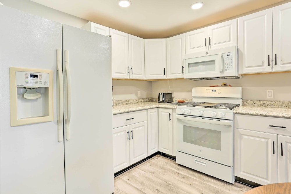Charming Beacon Apt w/ Fire Pit: Near Hiking! - Property Image 4