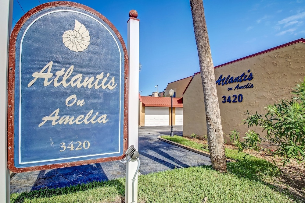 Ocean View Condo, Easy Acces to the Pool and Private Walkway to the Beach by RedAwning