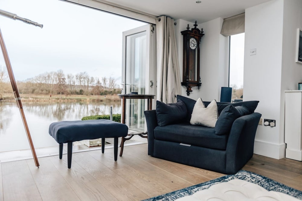 Riverside Cottage - From 1088 Per Night