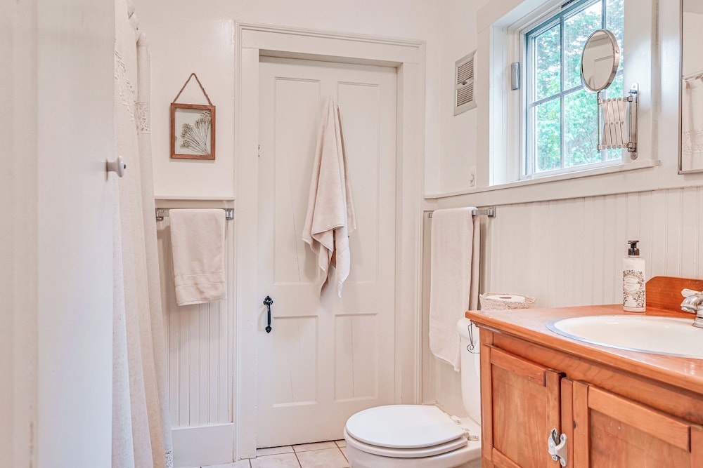 Historic Farmhouse Near Mountains & Colleges!