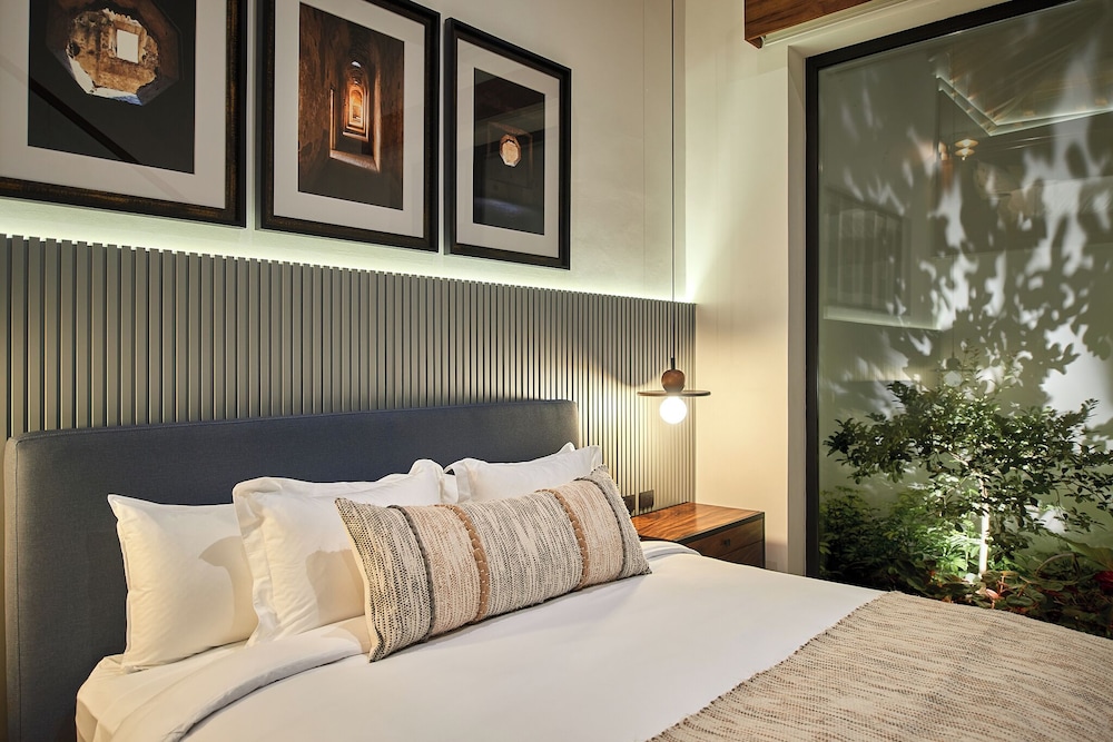 Singular Signature Residences