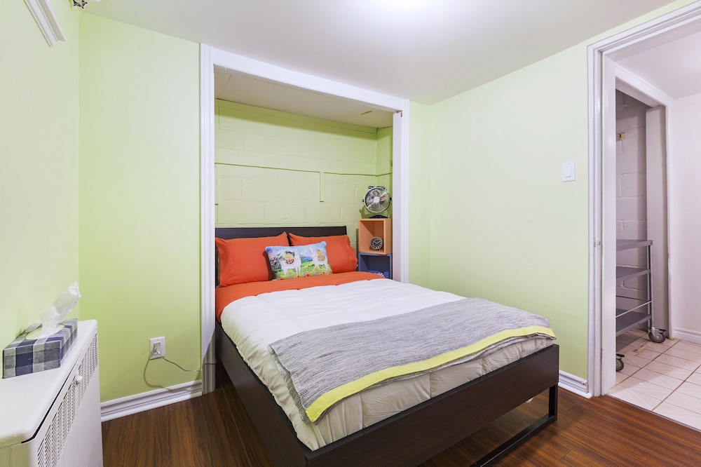 Colourful 2-bedroom Apartment - Image 5