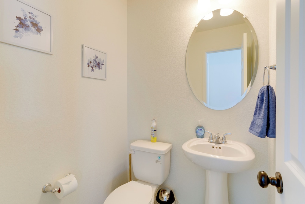 9 Mi to Airport: Pet-friendly Aurora Home w/ Deck