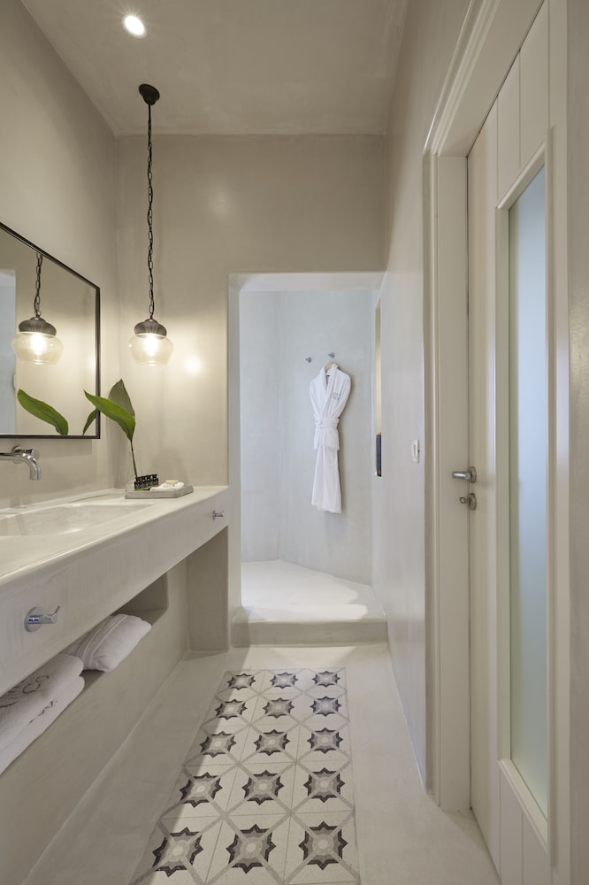White and Co. La Torre Suites