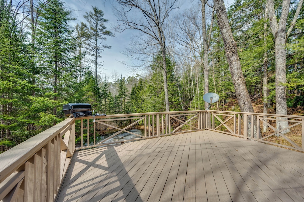 Haverhill Mtn Retreat: Hike, Ski, Relax in Hot Tub
