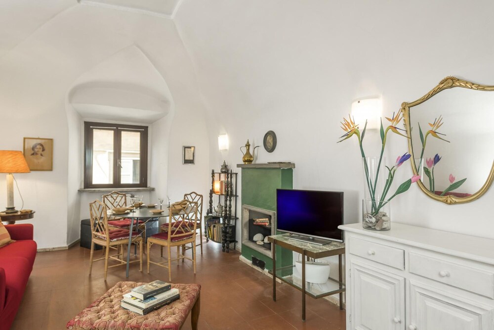 Diana in Pantheon Apartment