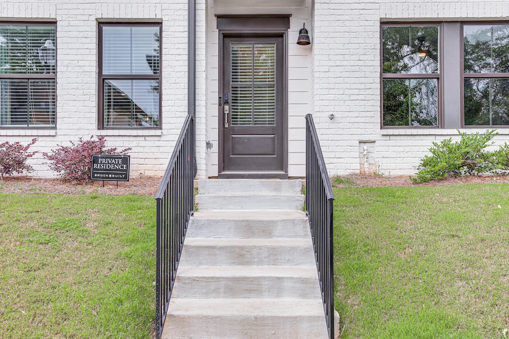 7 Mi to Dtwn: Sleek Retreat in Atlanta!
