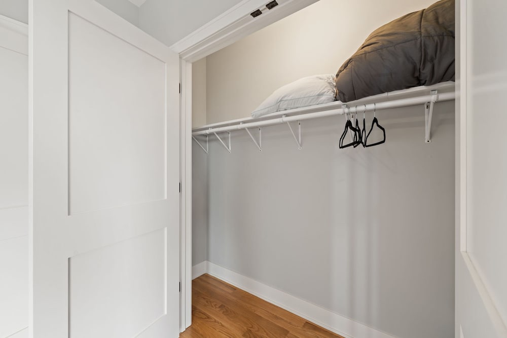 3 Bed 2 Bath Chicago Retreat w Balcony Parking