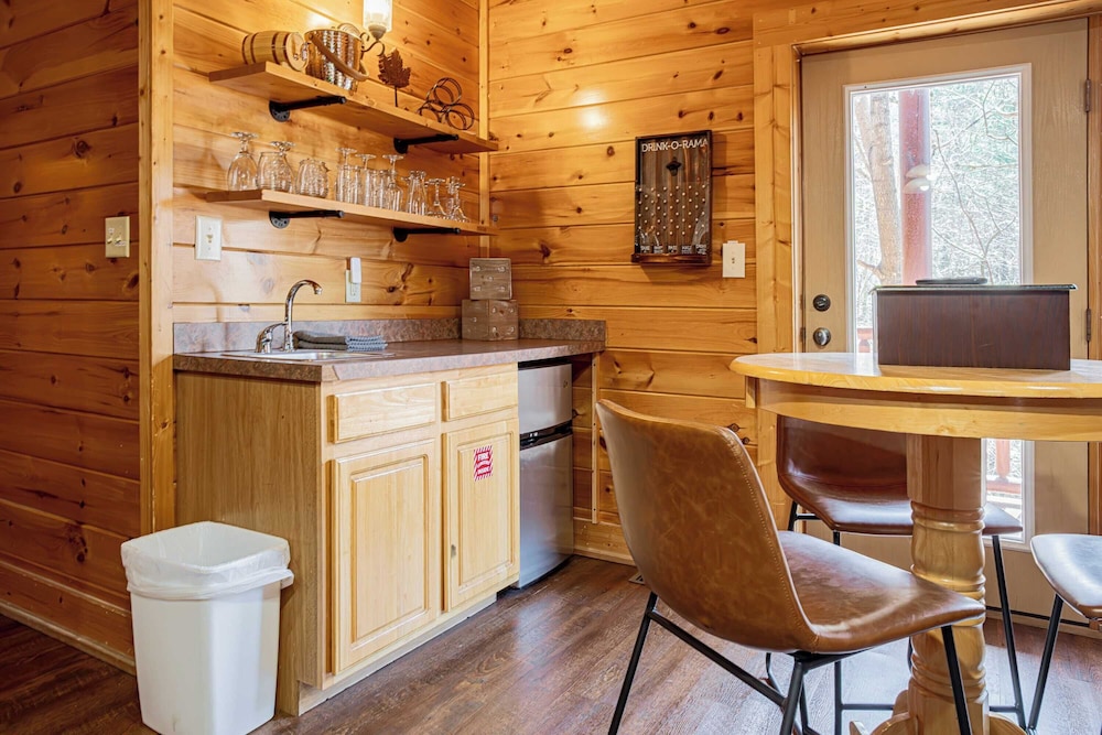Bear Creek Way by Avantstay Hot Tub, Game Room, Air Hockey, Near Dollywood & Smoky Trails