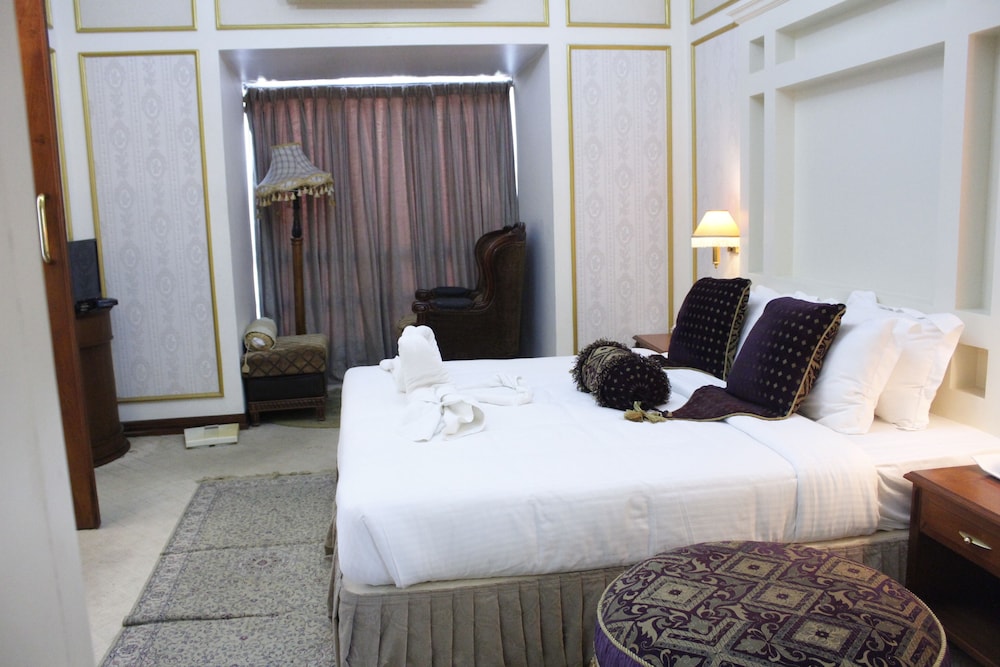 Regant Lake Palace