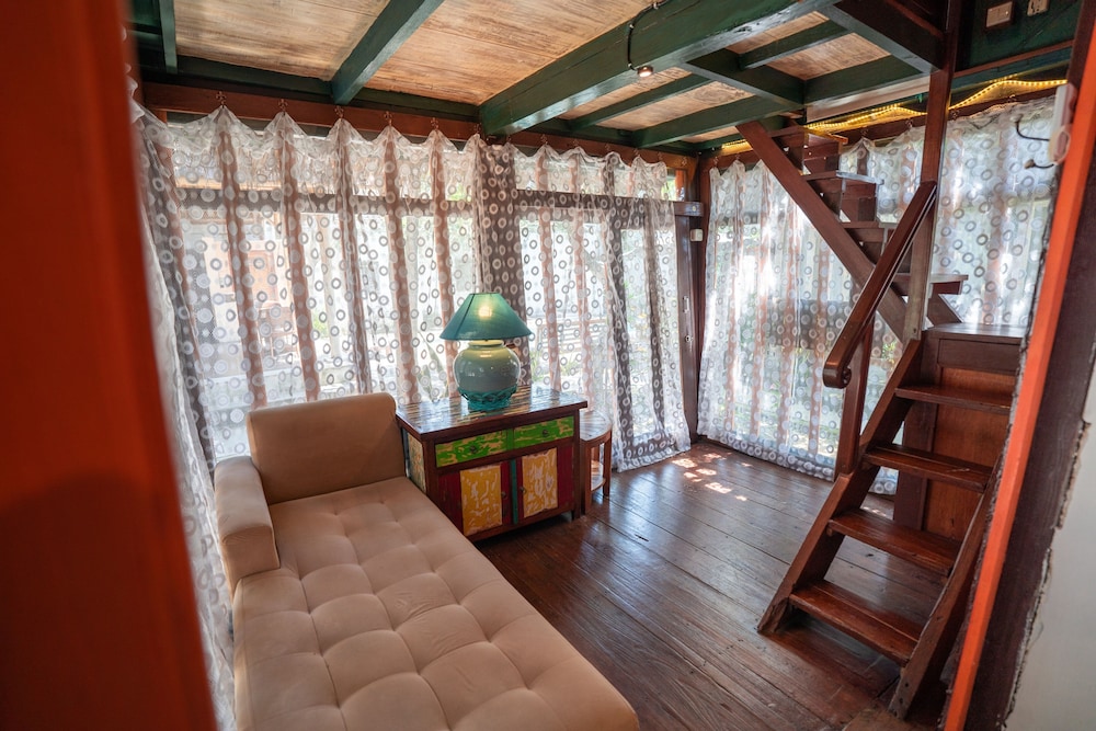 Room-cozy 2-bedroom Lumbung Cabin in San
