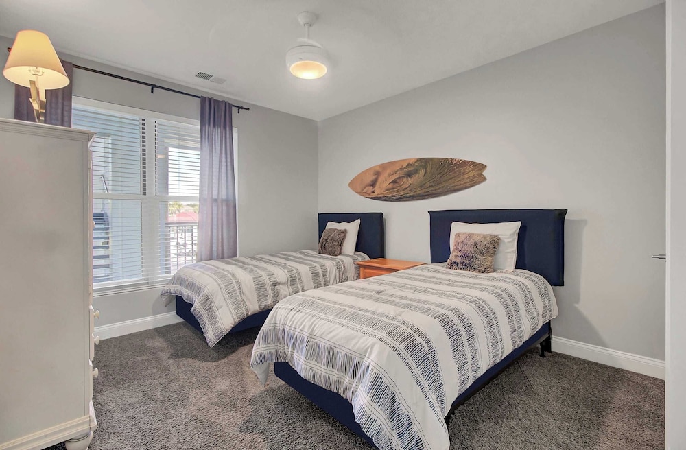 Beachfront 3bdr Condo w/ Pool & Deck Ocean Views Ocean Blvd #102 by Avantstay