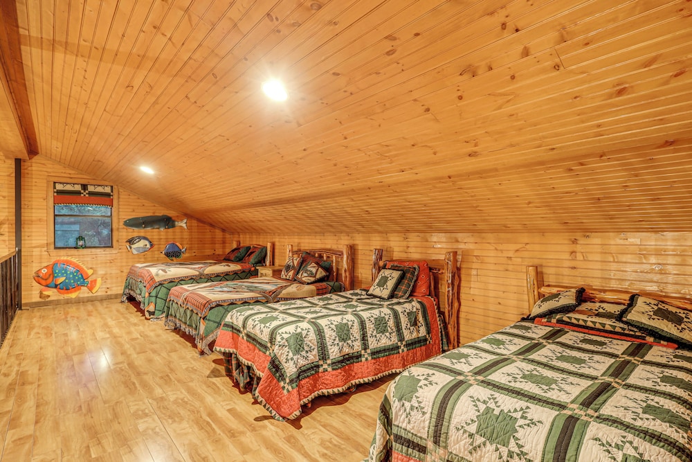Private Pool: Fun Riverfront Retreat in Hamilton!