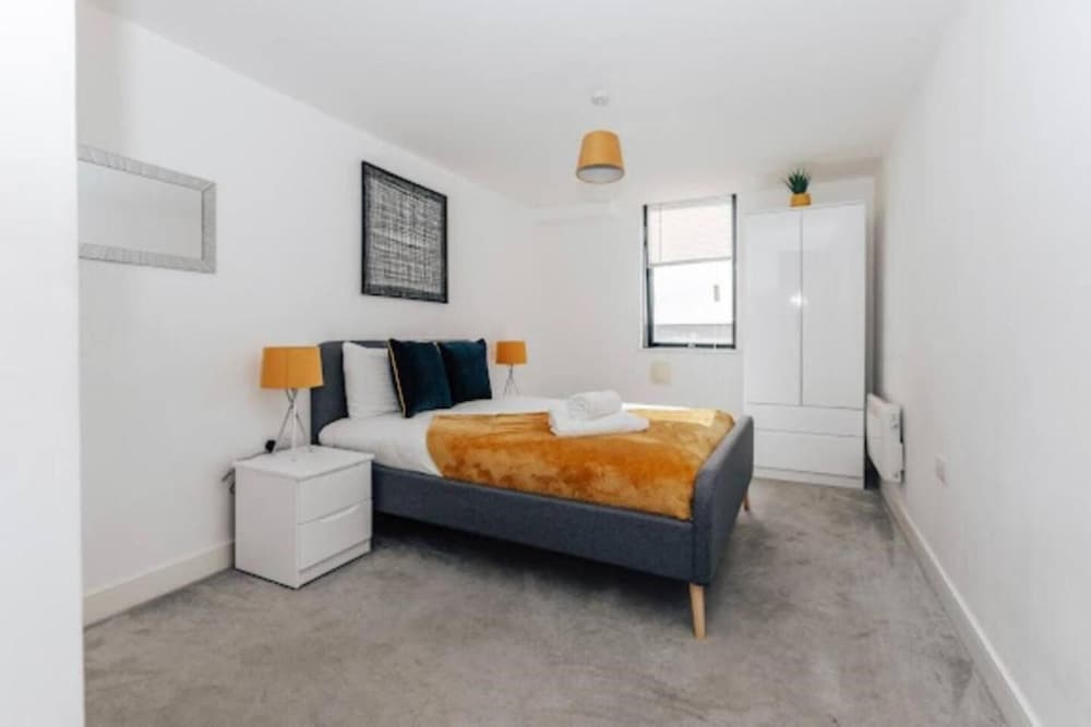 Stunning 2-bedroom Apartment in Birmingham City view 2