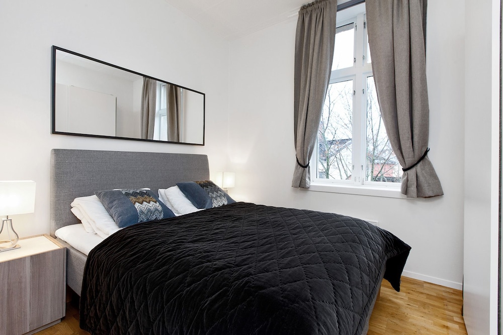 1 Bedroom Short walk to main street view 2