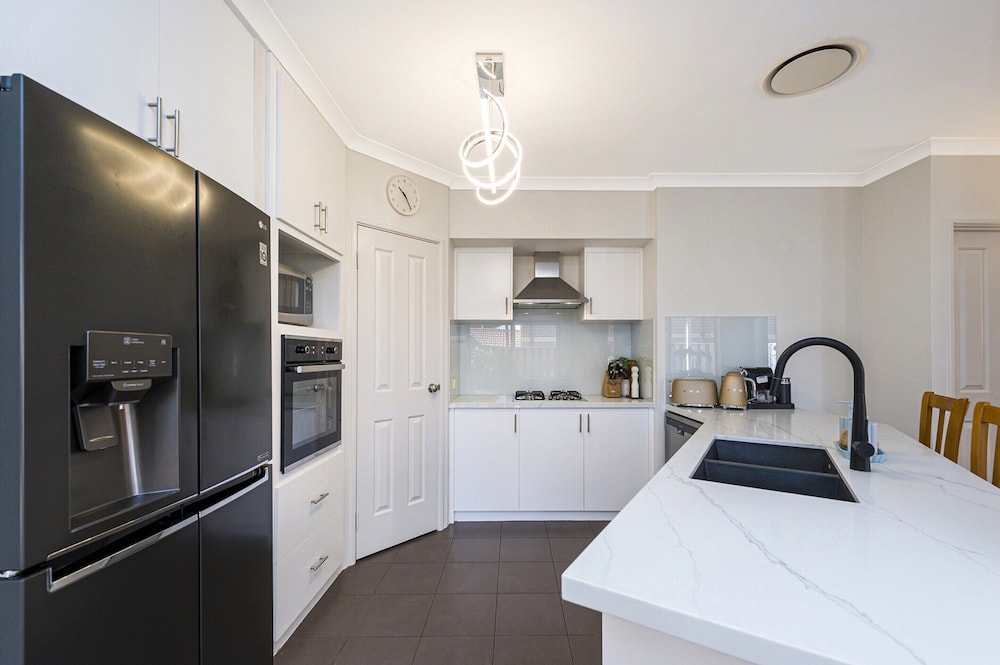 Stylish 3-bed Townhouse With Courtyard & BBQ