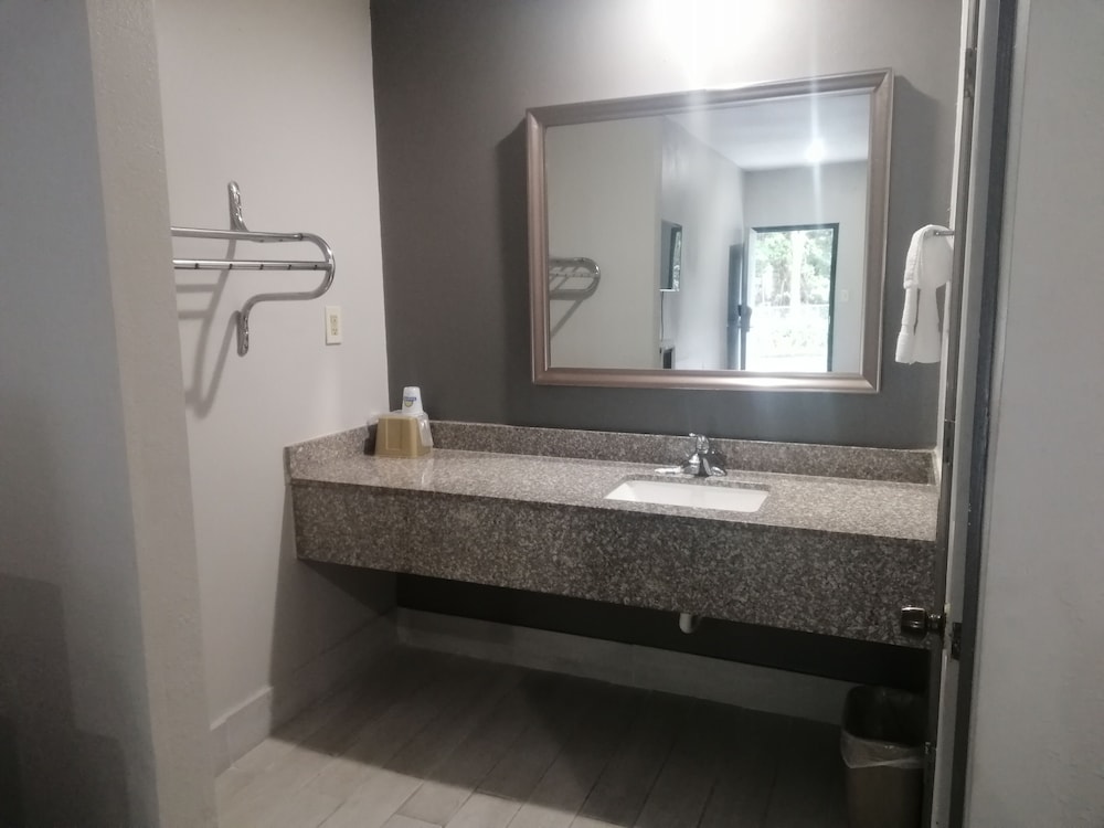 Royal Inn & Suite