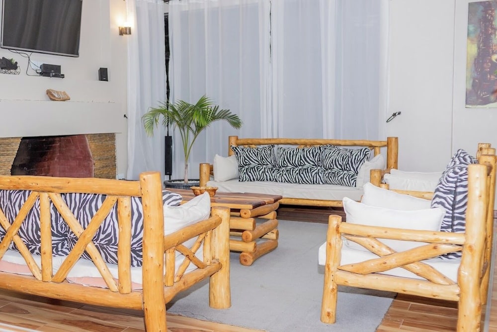 Lux Suites Enkarsis Bungalow Kisaju