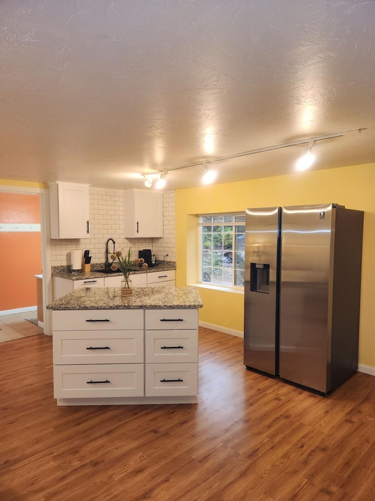 Medford Vacations - Medford Home and 2 Condos With Pool and Hot tub - Property Image 25