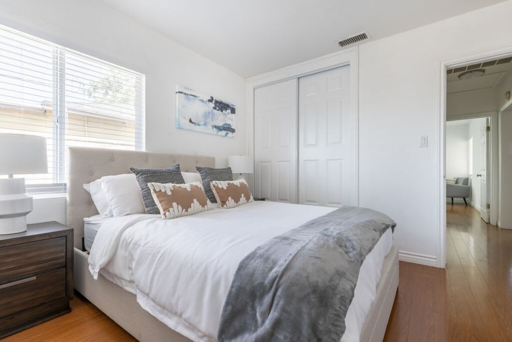 Charming Spacious Home - Modern Comforts, Prime Location