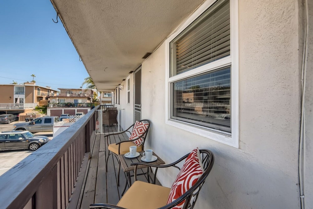 Walk to Beach - King Apt In 1 Area - AC