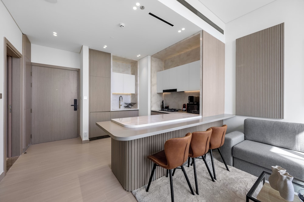 Chic 1BR Retreat with Pool & Balcony JVC