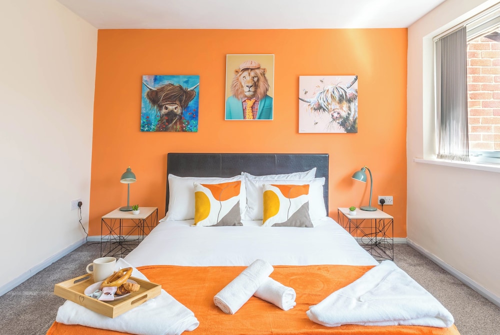 Spacious 4-bed, Free Parking, Short or Long Stays