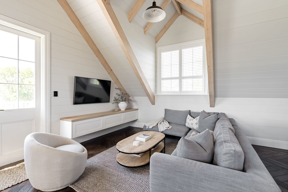 The Loft at Linnaeus Farm Berry - by Linnaeus Collection