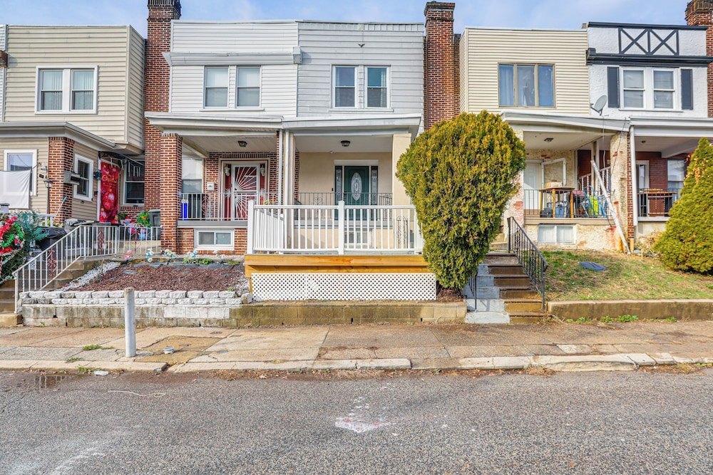 6 Mi to Eagles Games: Stylish Philly Townhome!