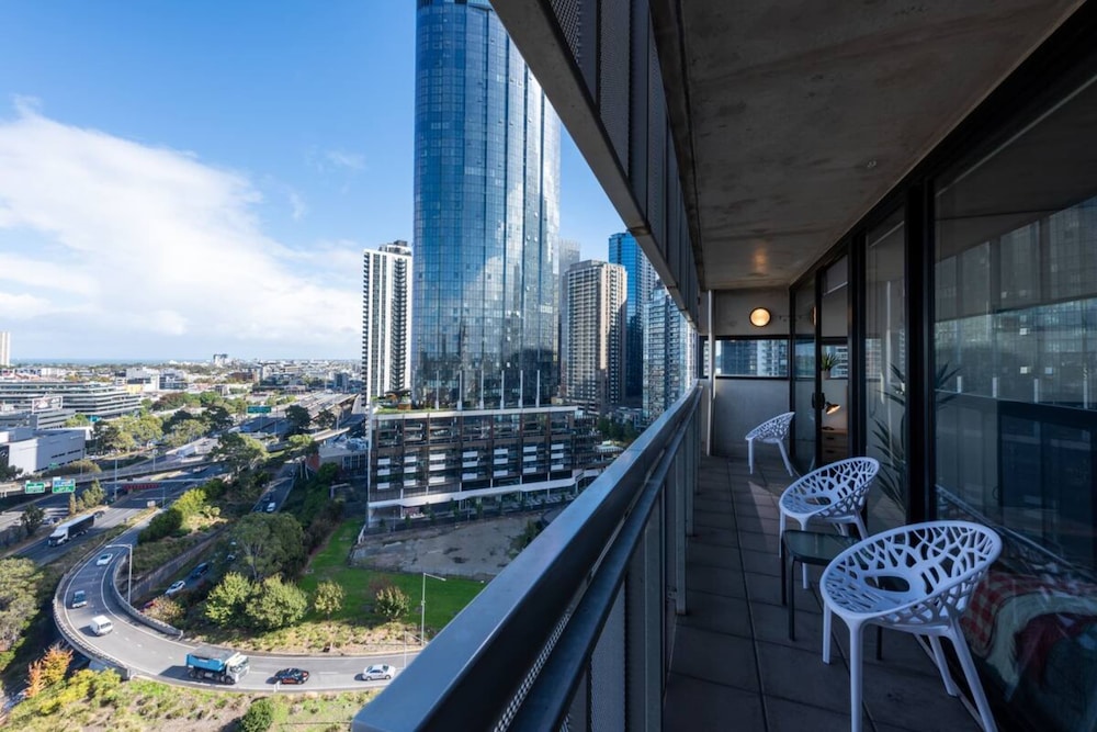 Stylish 2-bed Apt in Southbank With Parking