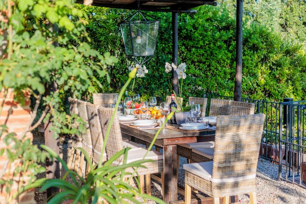 Tuscan Fizz Villa a Vineyards Retreat view 4