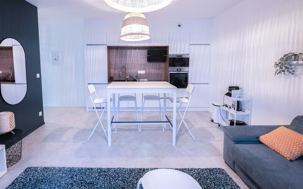 Urban Calm - Bright & Modern Stay