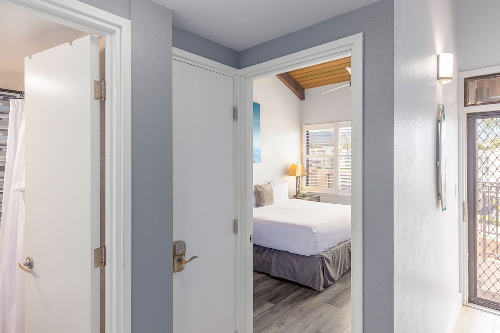 Kamaole Sands 10-403 - Stunning Renovation - Penthouse Level - Split AC - Look!