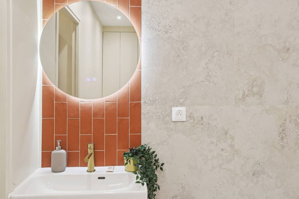 Ganneron in Paris With 1 Bedrooms and 1 Bathrooms