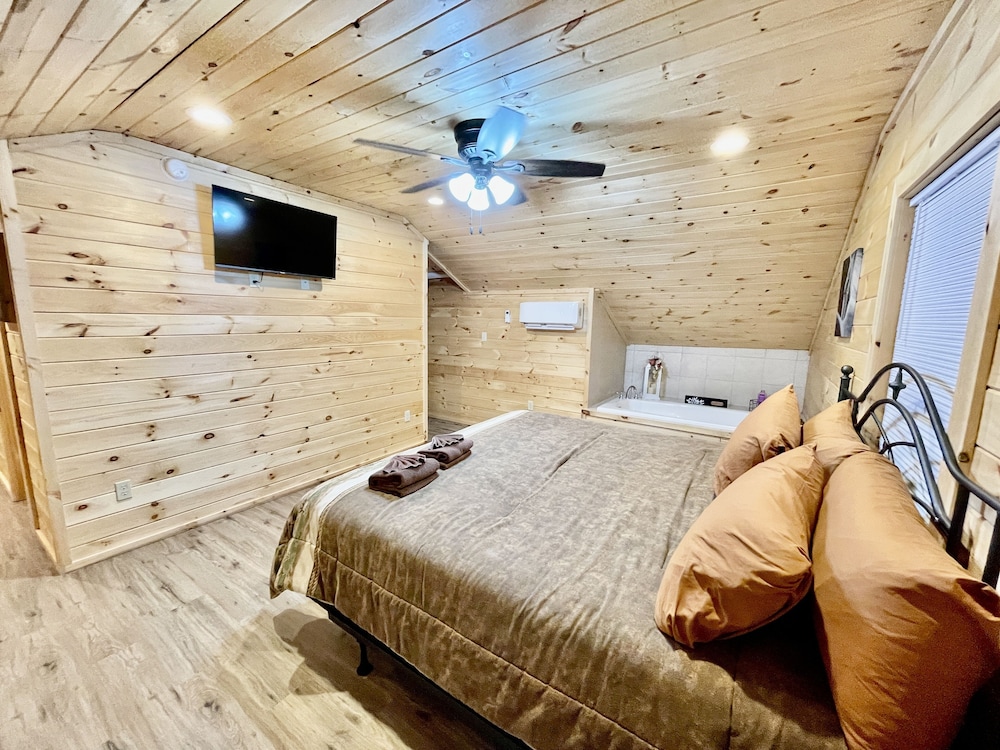 Double L Ranch 1 Bedroom Farmhouse by RedAwning view 5