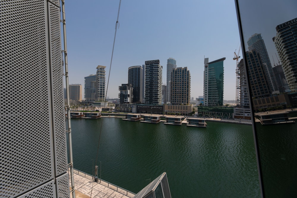 SIMPLY COMFORT Urban Chic Suites in J One Tower City & Canal Views