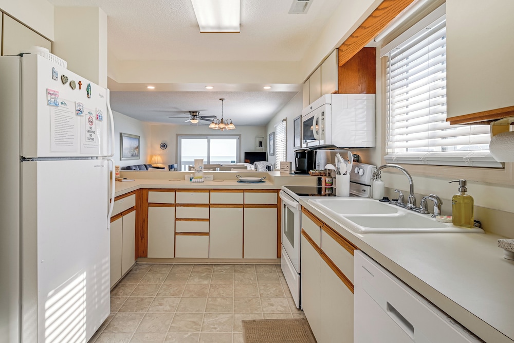 Oceanfront Condo w/ Pool Access in Surfside Beach!