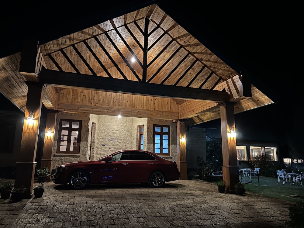 Tea Bush Hotel - Nuwara Eliya