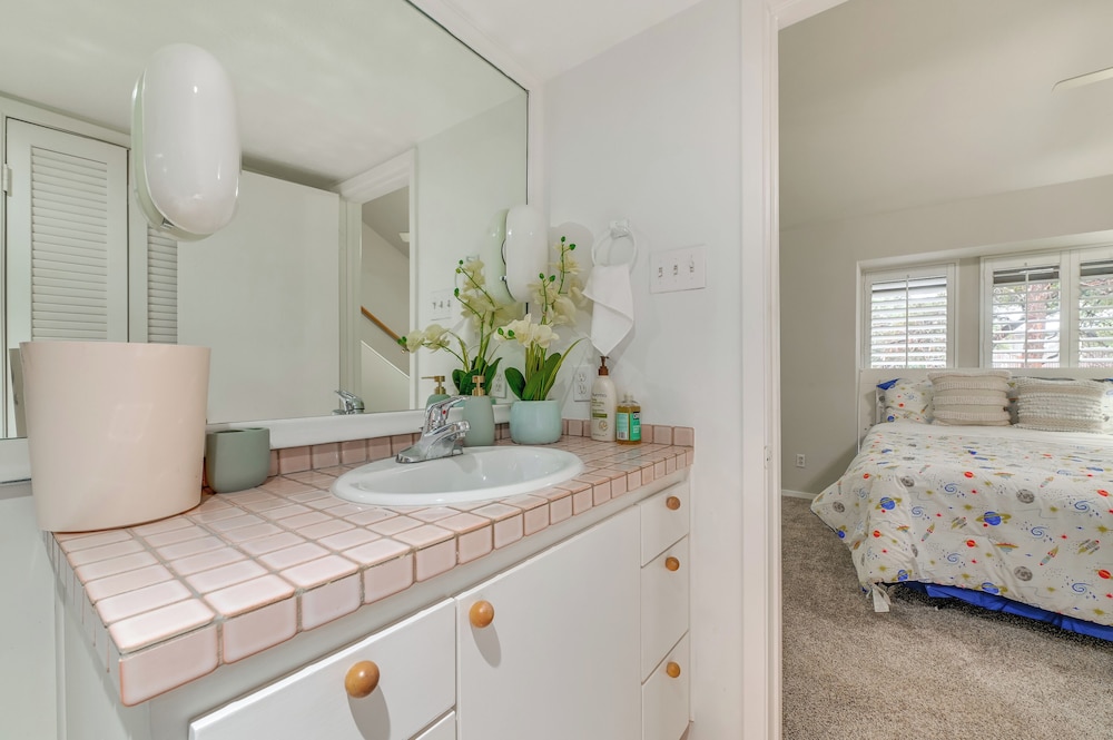 12 Mi to Downtown Dallas: Irving Condo w/ Balcony