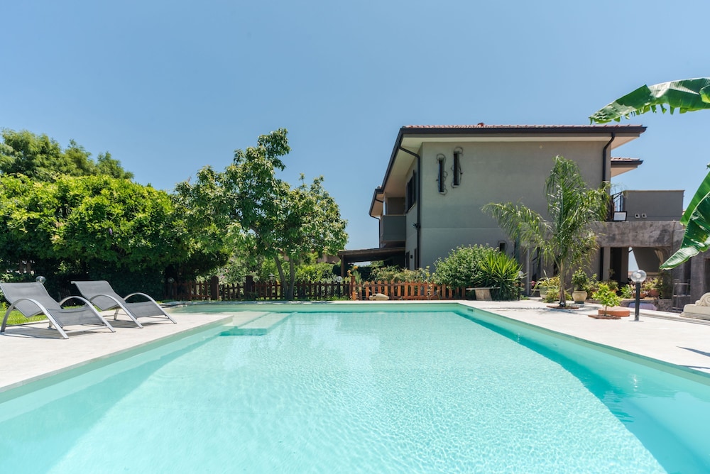 Etnea Home With Pool