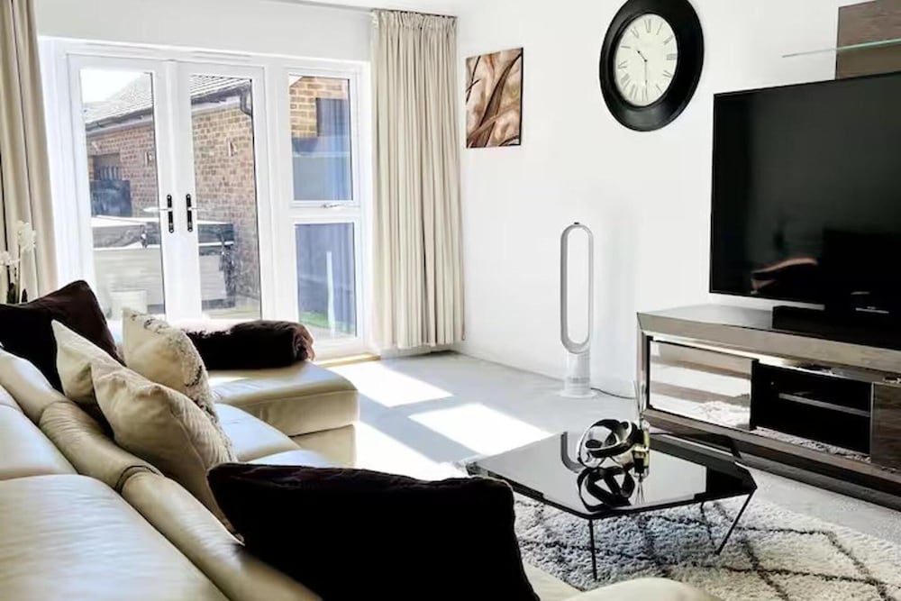 Horley Hideaway - 4 Bedroom House- Sleeps 7