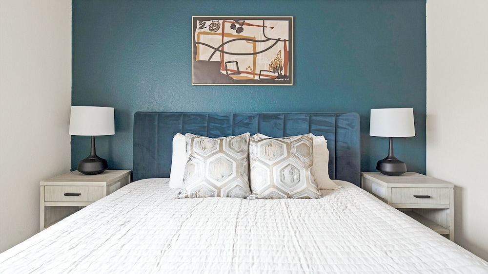 Landing Beautiful 1bd, Courtyard, Clubhouse