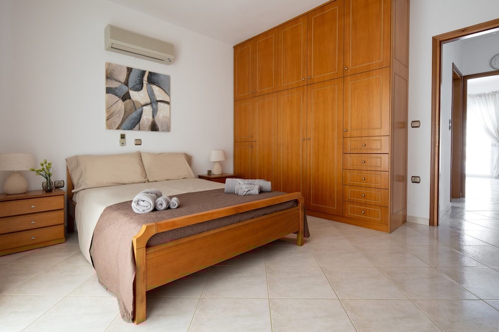 Iconic Villa With Private Pool and sea View