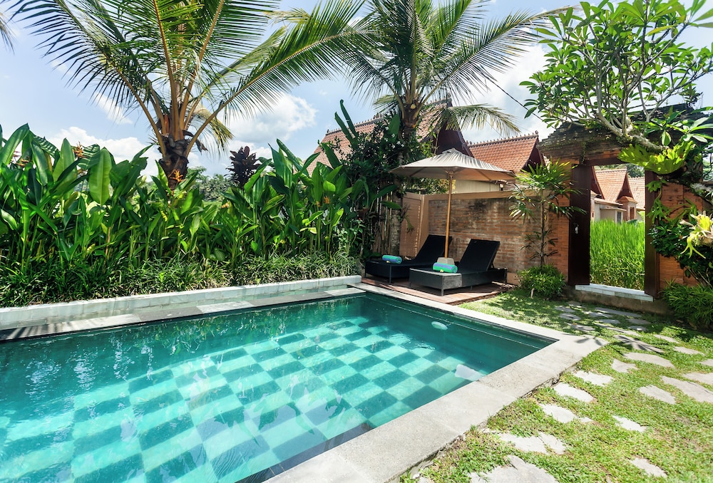 Santris Villa by GenuineHost view 3