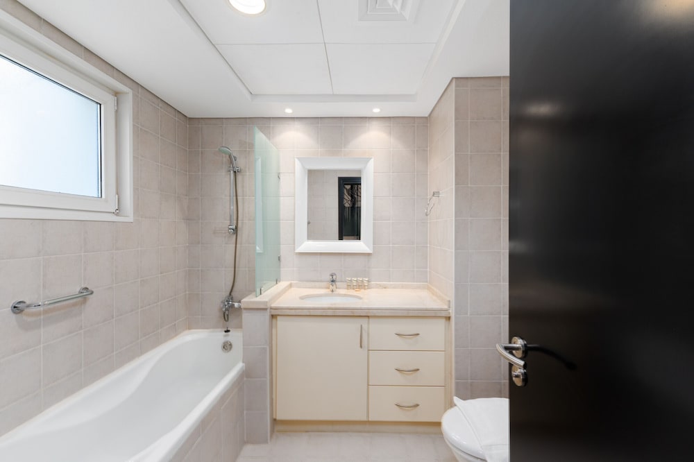 Artsy 4BR DIP Villa w Community Pool Gym