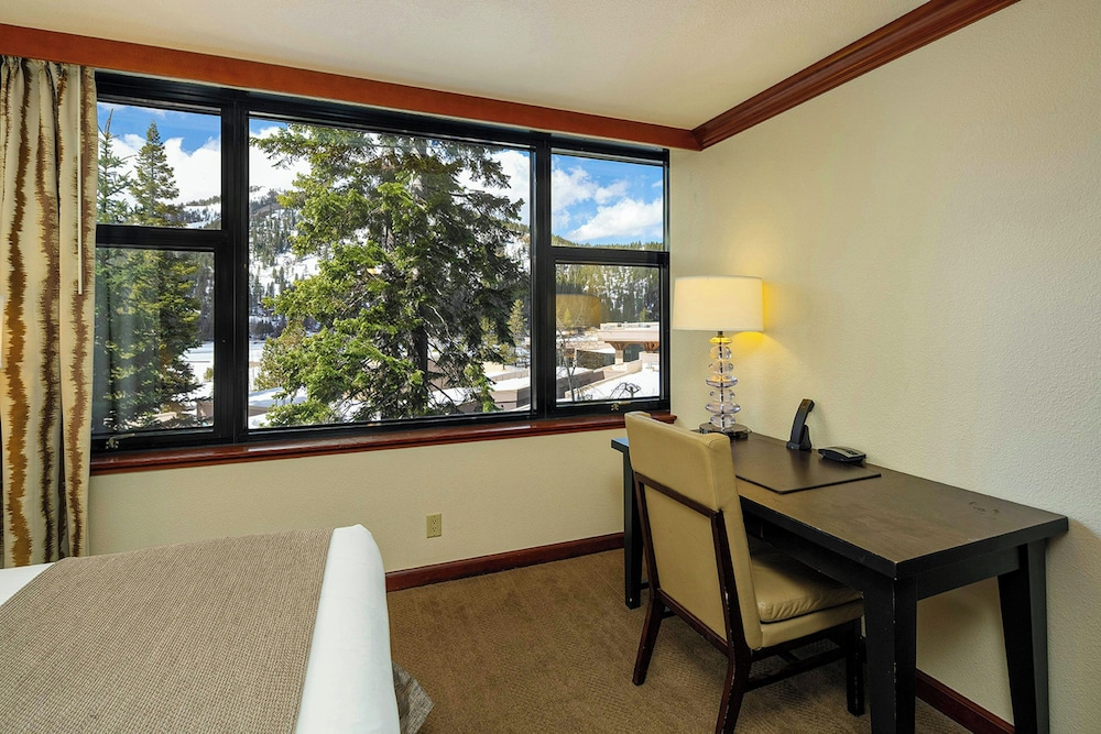 2BR Condo w/ Pool Access, Hot Tub, & ski In/out