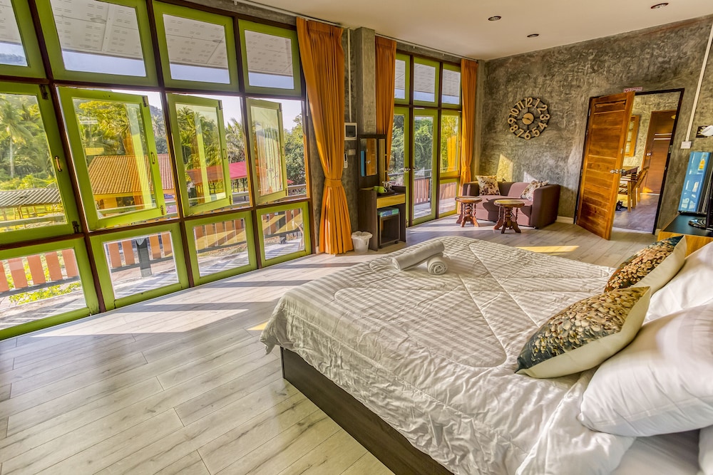 Tonmai Suites