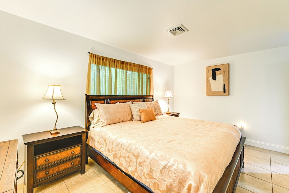 1 Mi to Dtwn Bonita Springs: Home w/ Lush Yard!